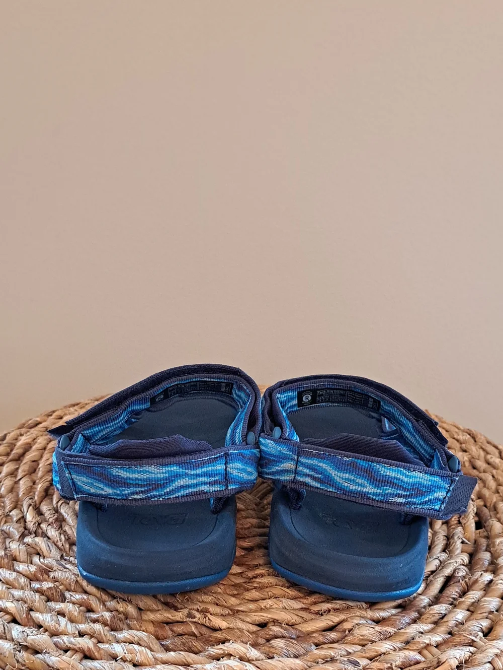 Teva Unisex Hurricane XLT 2 Blue Wavy Print Nylon Outdoor/Athleisure Sandals 6/8